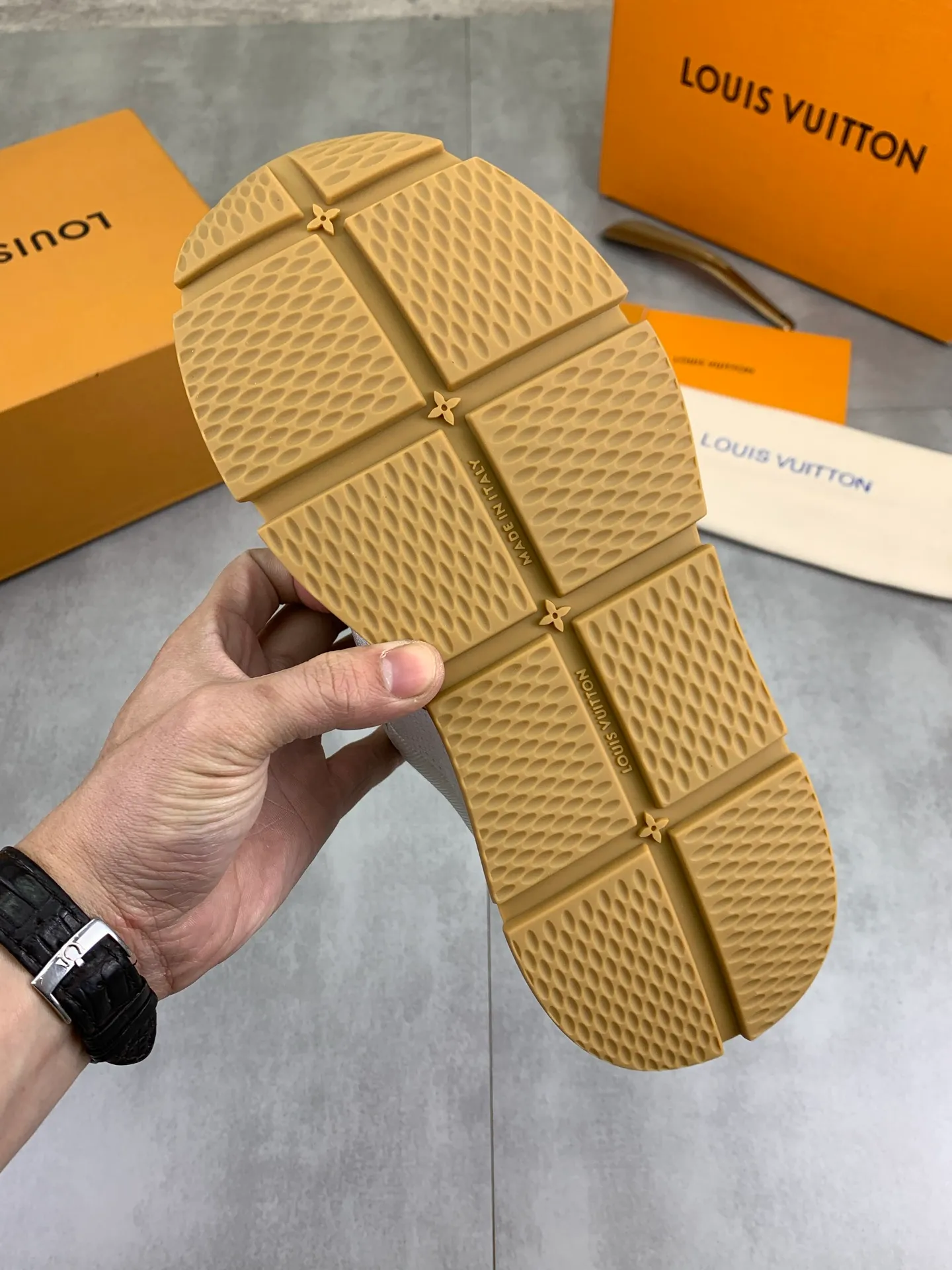 Factory price P700 💶 Top version [LOUIS VUITTON] Couple 🧑‍🤝‍🧑 Craftsman style Counter series (original order) New style 🍀LV Louis Vuitton - top version LV classic high-top trendy shoes! Made of imported original craft calfskin, original breathable lining, and original wear-resistant, lightweight, high-end TPU outsole! High quality products! 4️⃣ colors available, size: female 35-39, male 39-44 (female 40, male 45 46 customized)